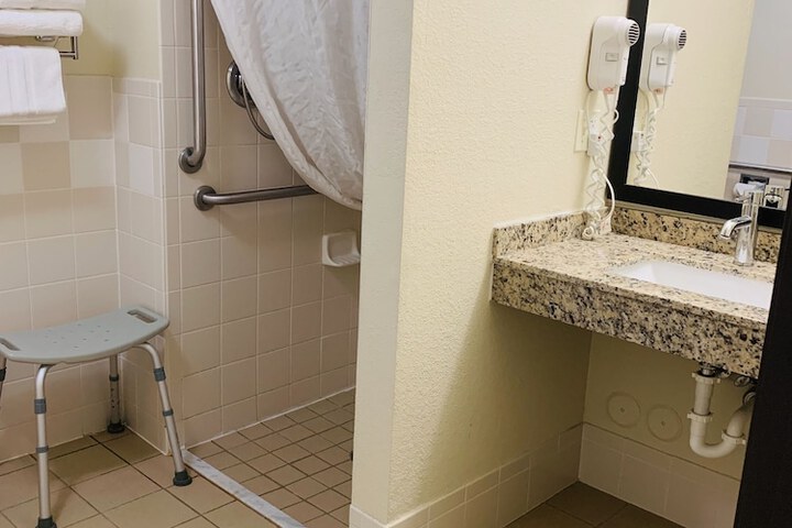 2 Queen Beds Accessible (20 of 70)
