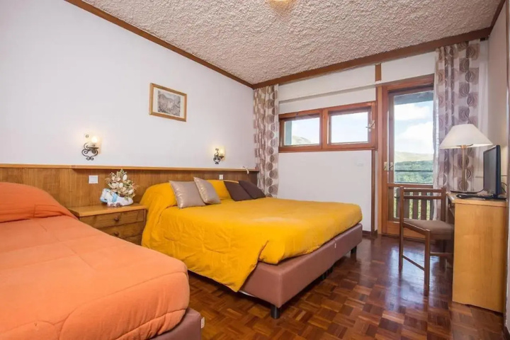 Room 5 of 10