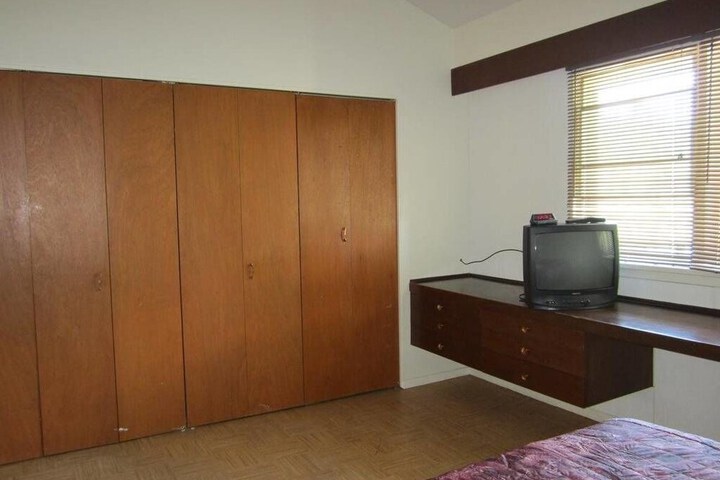 Room 6 of 34