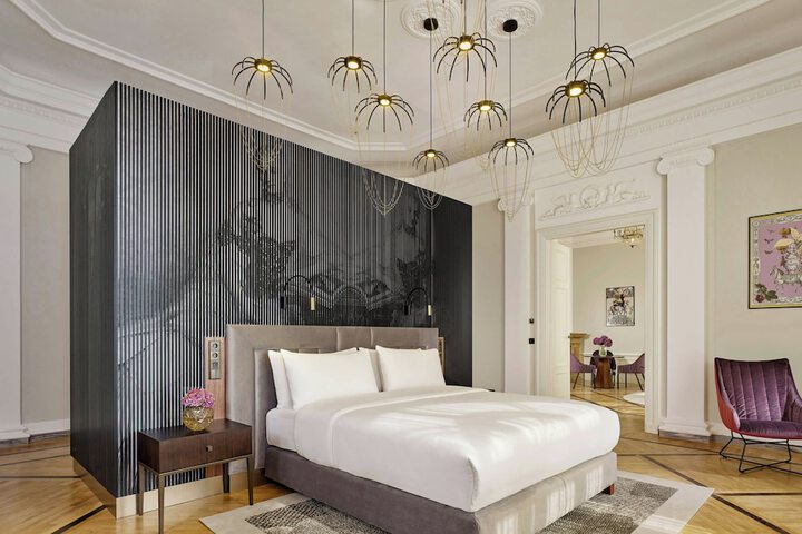 Room 8 of 82