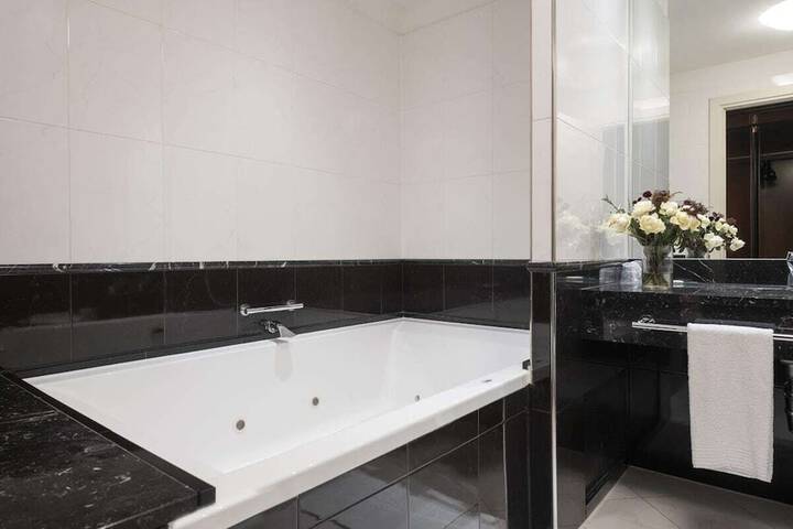 Jetted tub
