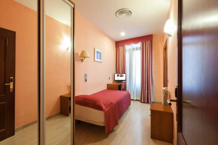 Room 16 of 40
