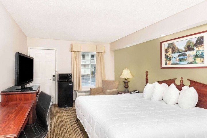 1 King Bed Mobility Accessible (4 of 9)