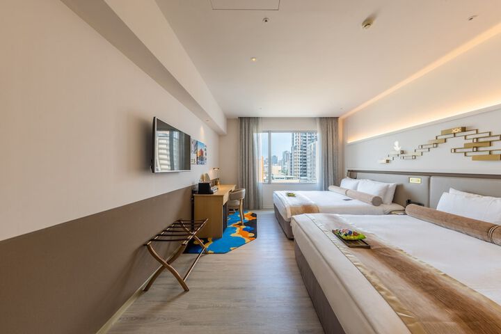 Room 10 of 32