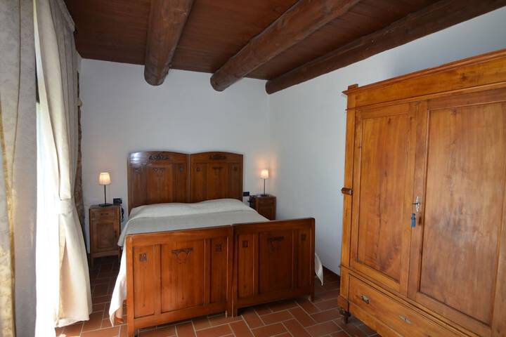 Room 4 of 33