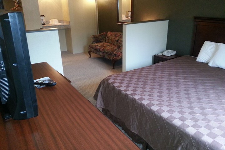 Deluxe Single King Bed (1 of 6)