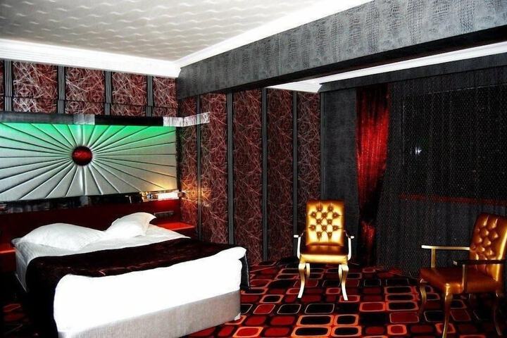 Room 5 of 18