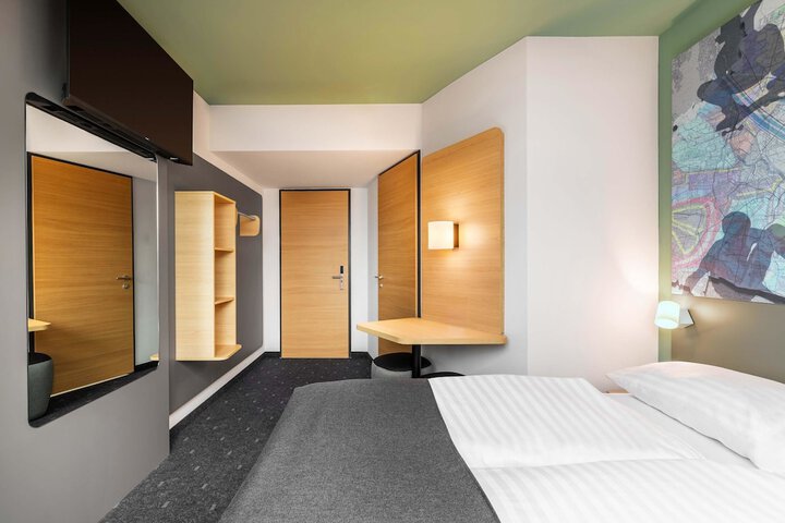 Room 3 of 33