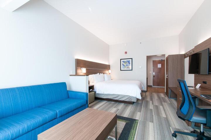 1 King Bed (1 of 15)