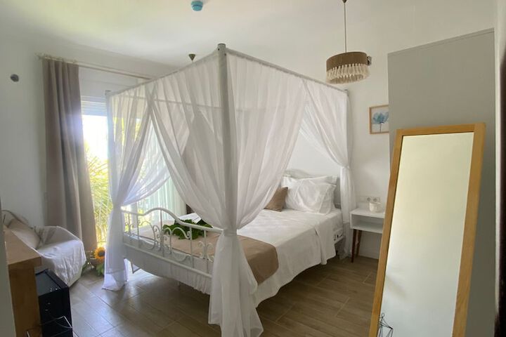 Room 6 of 184