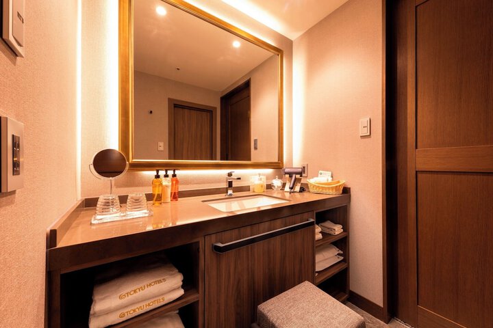 Room 28 of 62