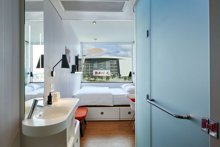 1 King Bed (2 of 10)