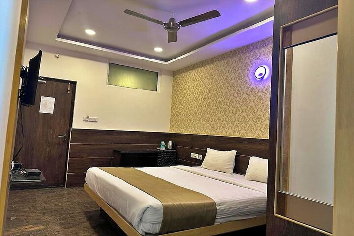 Room 11 of 20