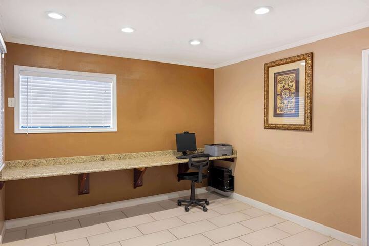 Business Center 22 of 24