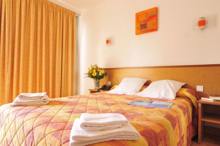 Room 4 of 62