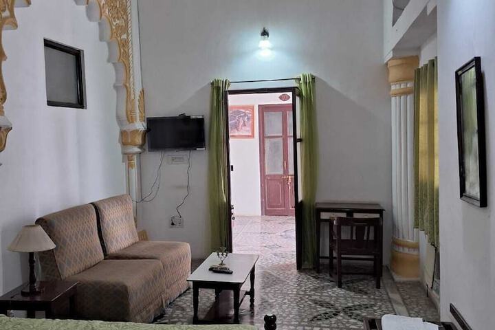 Room 5 of 11