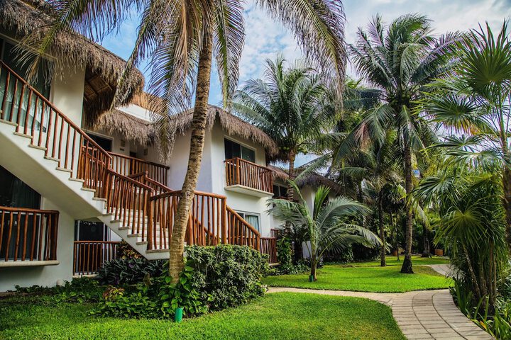 Hotel Exterior 17 of 18