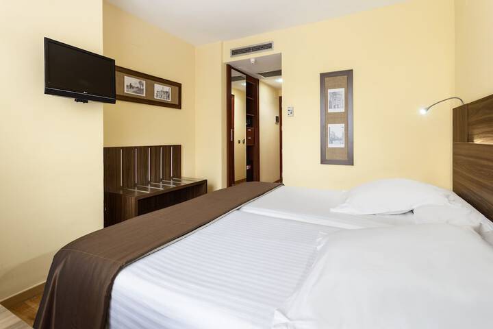 Room 33 of 65