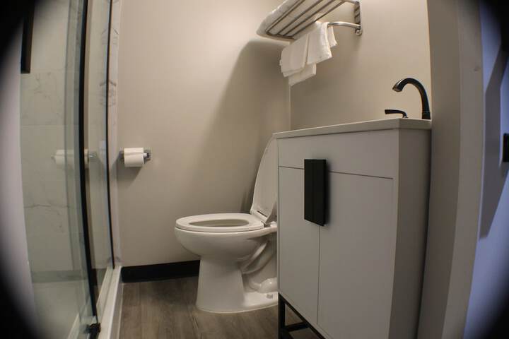 Room 6 of 9