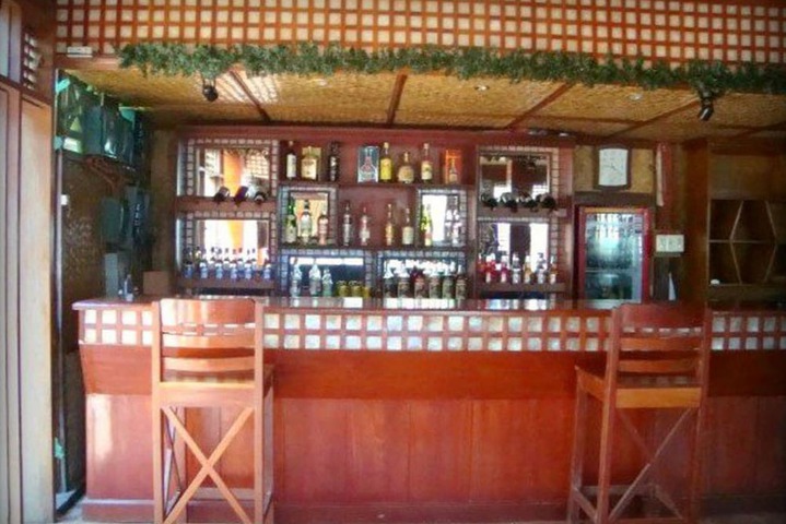 Lounge 17 of 27