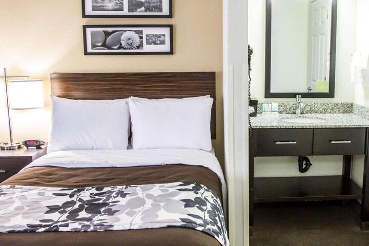 Double Accessible Queen Size Bed (7 of 10)