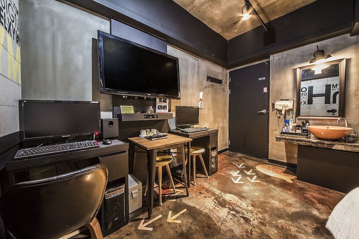 Room 8 of 10