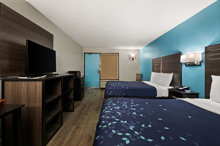 2 Double Beds (5 of 8)