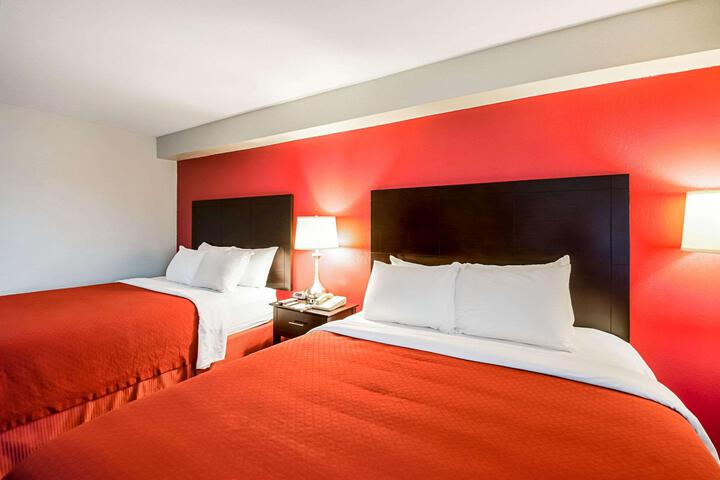 1 Queen Bed (3 of 17)