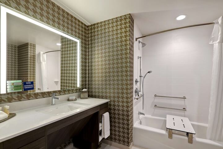 2 Queen Accessible Bathtub Studio (9 of 11)