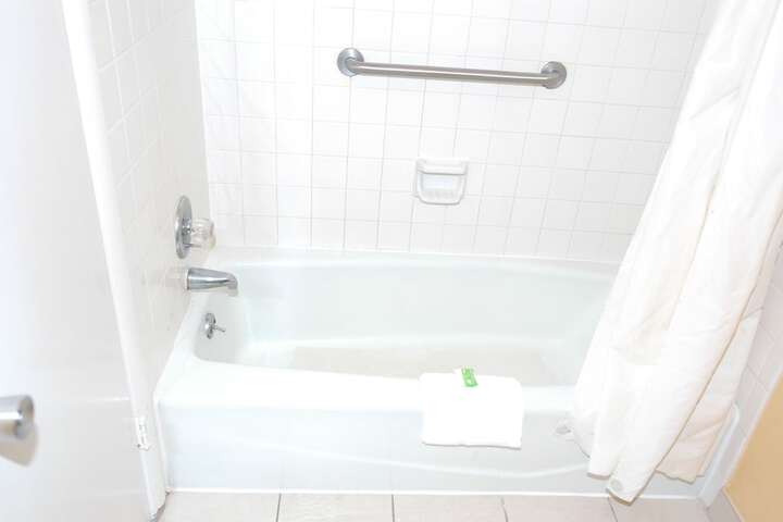 Deep soaking bathtub