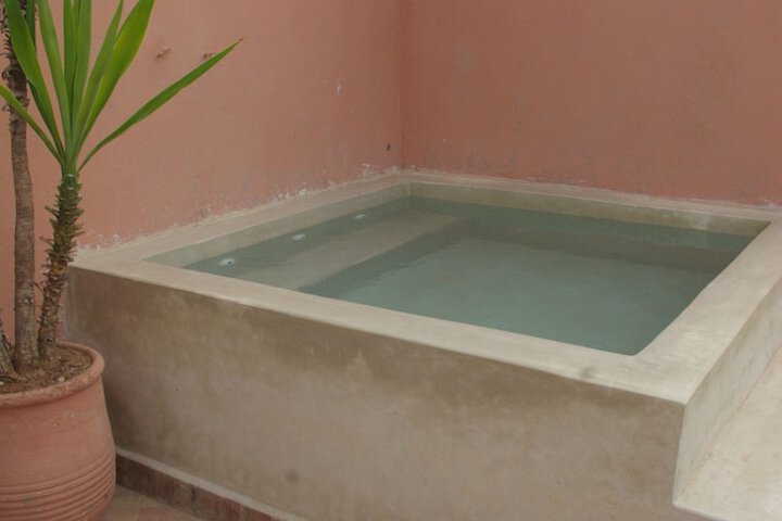 Pool 25 of 39