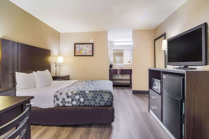 1 Queen Bed (10 of 15)