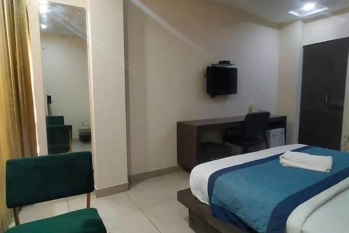 Room 4 of 32