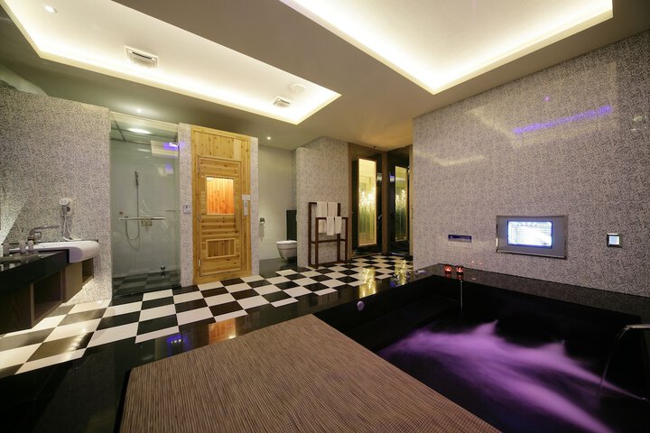 Room 32 of 65