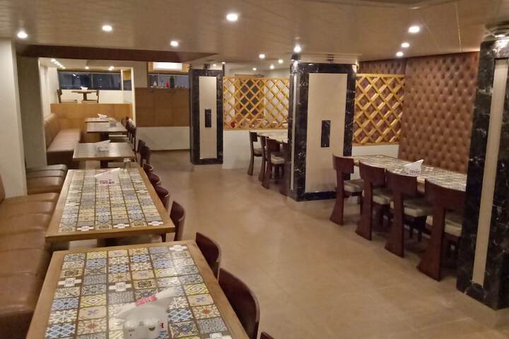 Dining 8 of 9