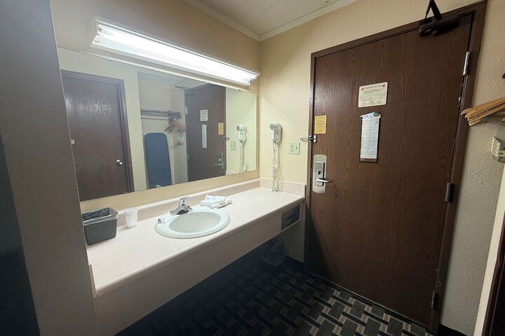 Room 5 of 18