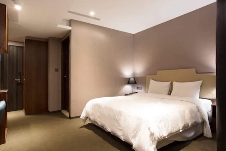 Room 16 of 43