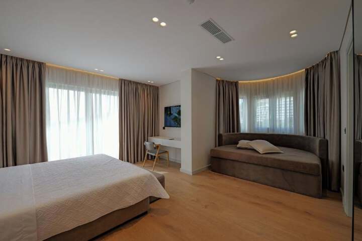 Room 76 of 171