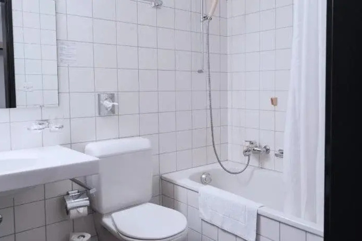 Room 8 of 14