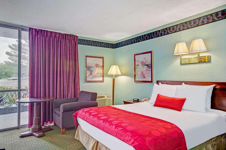 1 King Bed (2 of 6)