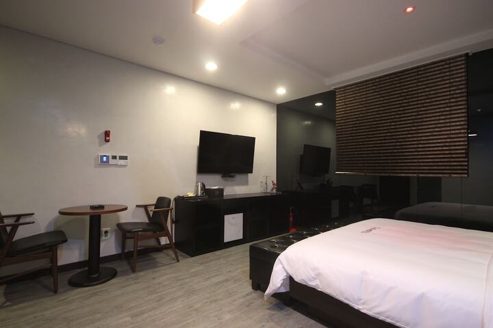 Room 27 of 48