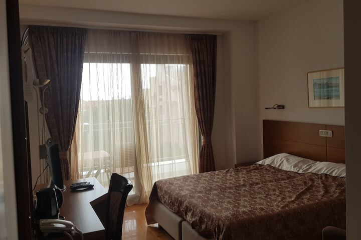 Room 4 of 10