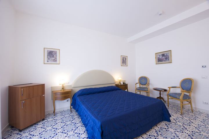 Room 4 of 42