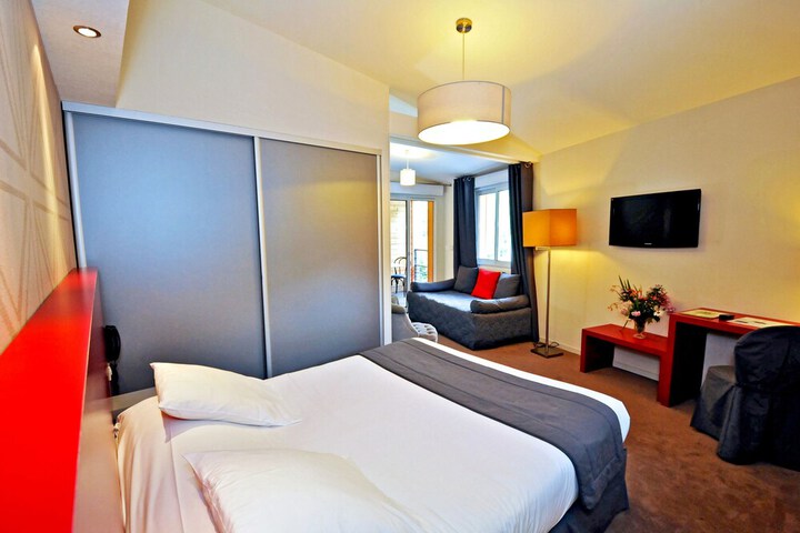 Room 12 of 33