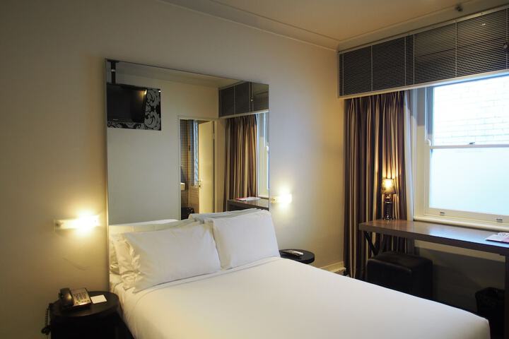 Room 6 of 42