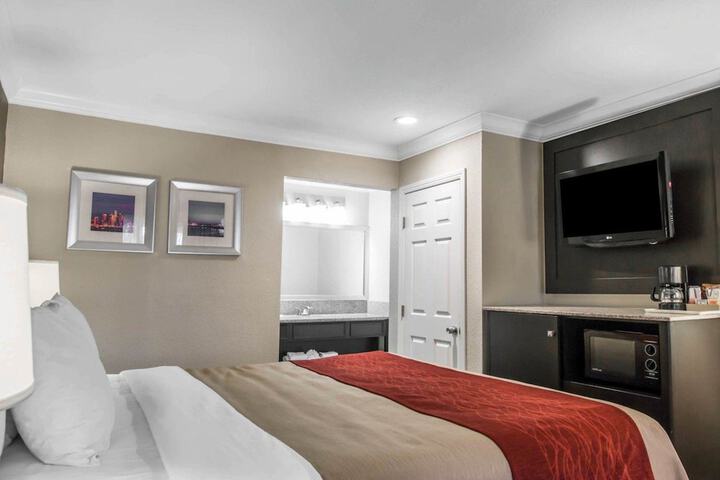 1 King Bed (4 of 12)