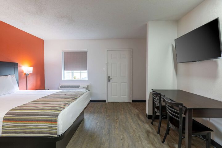 1 Queen Bed (17 of 34)