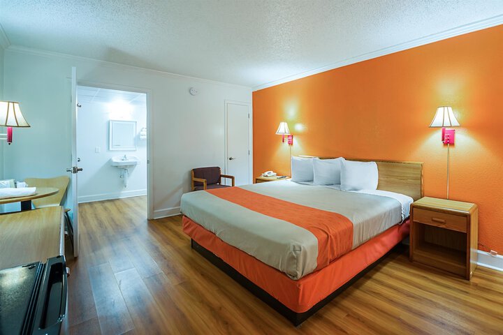 1 King Bed (12 of 14)