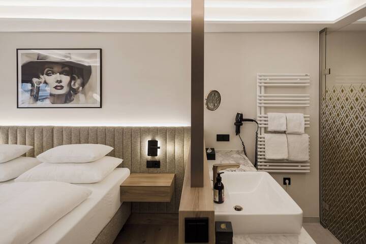 Room 51 of 77
