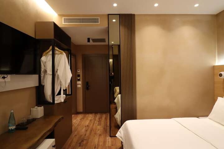 Room 33 of 112
